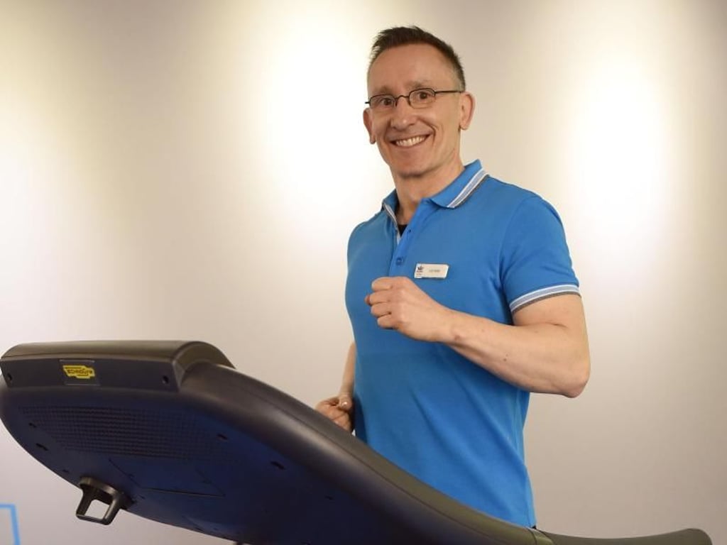Lutz Hertel vom Deutschen Wellnessverband demonstriert auf dem Laufband die Lauftechnik beim Slow Jogging. Foto: Henning Kaiser