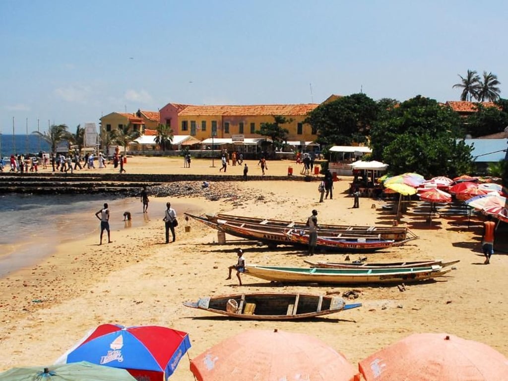 Strand auf der Insel Gorée vor Dakar - die Hauptstadt des Senegals findet sich in der Top-10-Liste des «Lonely Planet». Foto: Philipp Laage