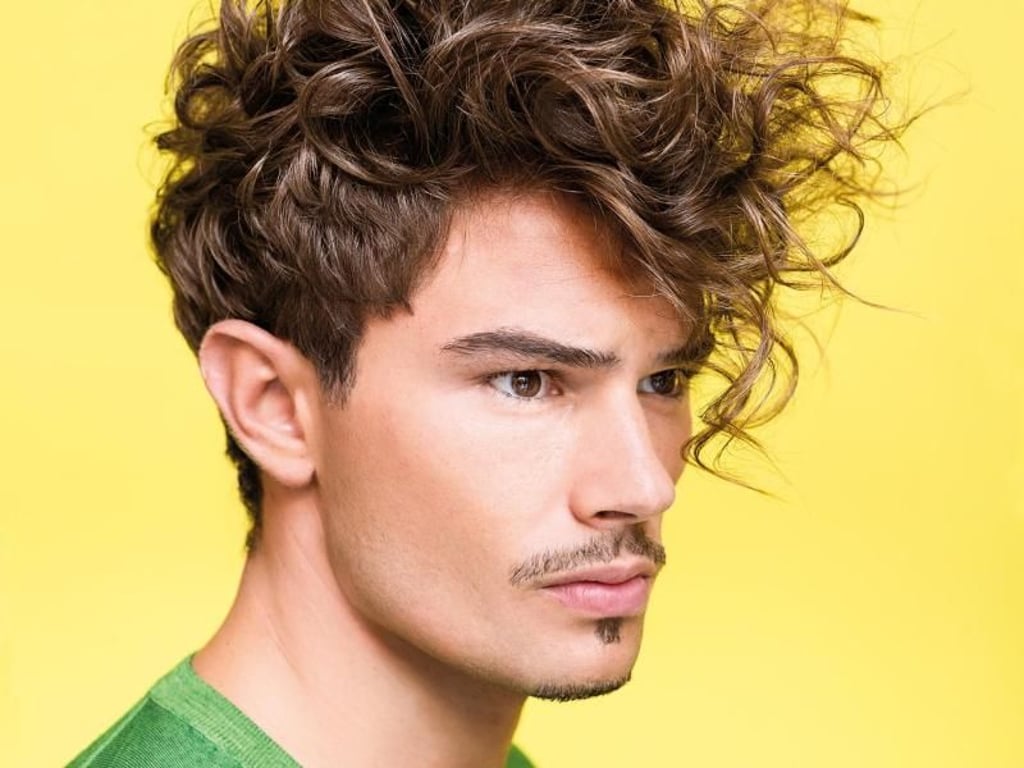 Ein bisschen länger dürfen die Haare bei den Männern sein: Dann lassen sie sich lässig stylen. Foto: Zentralverband Friseurhandwerk/Erwin Wenzel