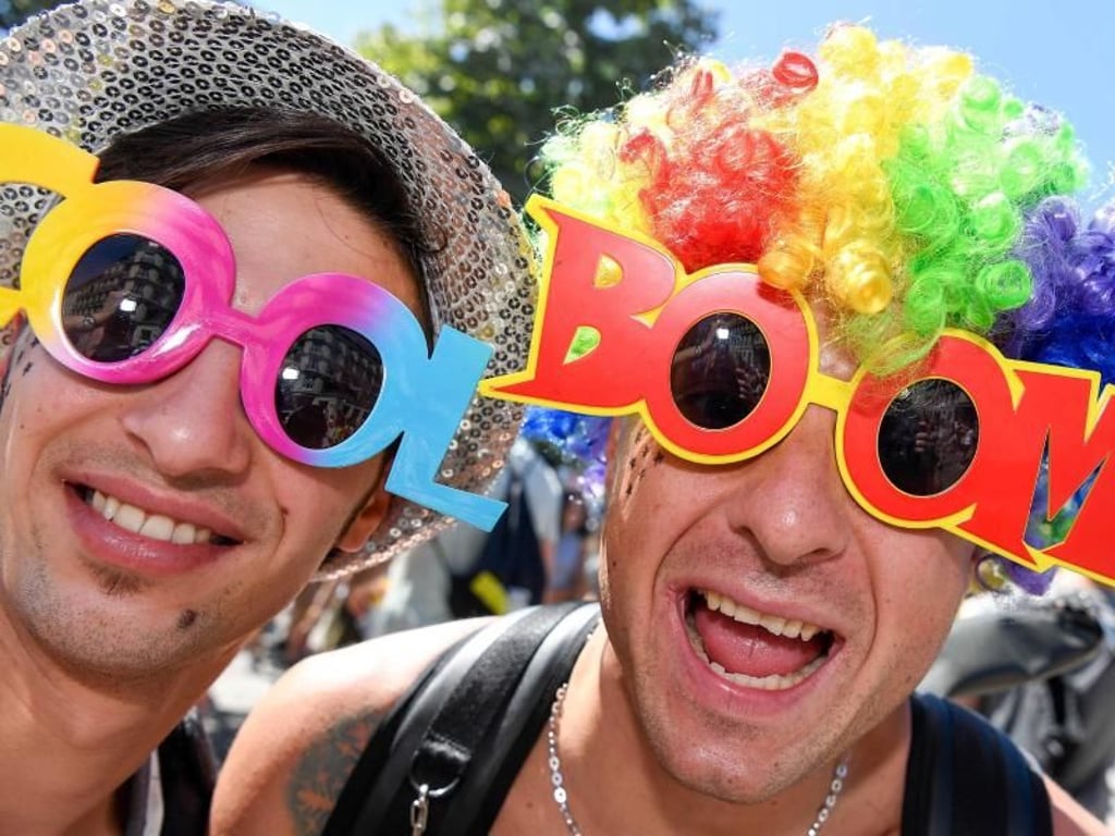 Zur Not tut's auch eine Spaßbrille beim Mega-Rave in Zürich. Foto: Walter Bieri