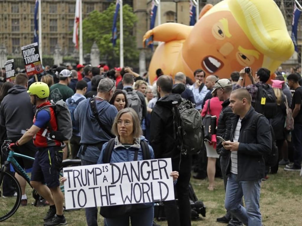 Demonstranten lassen das Trump-Baby aufsteigen. Foto: Matt Dunham/AP