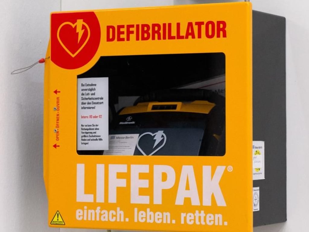 An vielen öffentlichen Plätzen sind auch für Laien sogenannte AEDs (Automatisierte Externe Defibrillatoren) angebracht, welche die Reanimation mit Sprachanweisungen unterstützen. Foto: Andrea Warnecke