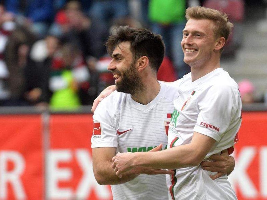 Jan Moravek (l) und Georg Teigl haben ihre Verträge mit dem FC Augsburg verlängert. Foto: Stefan Puchner