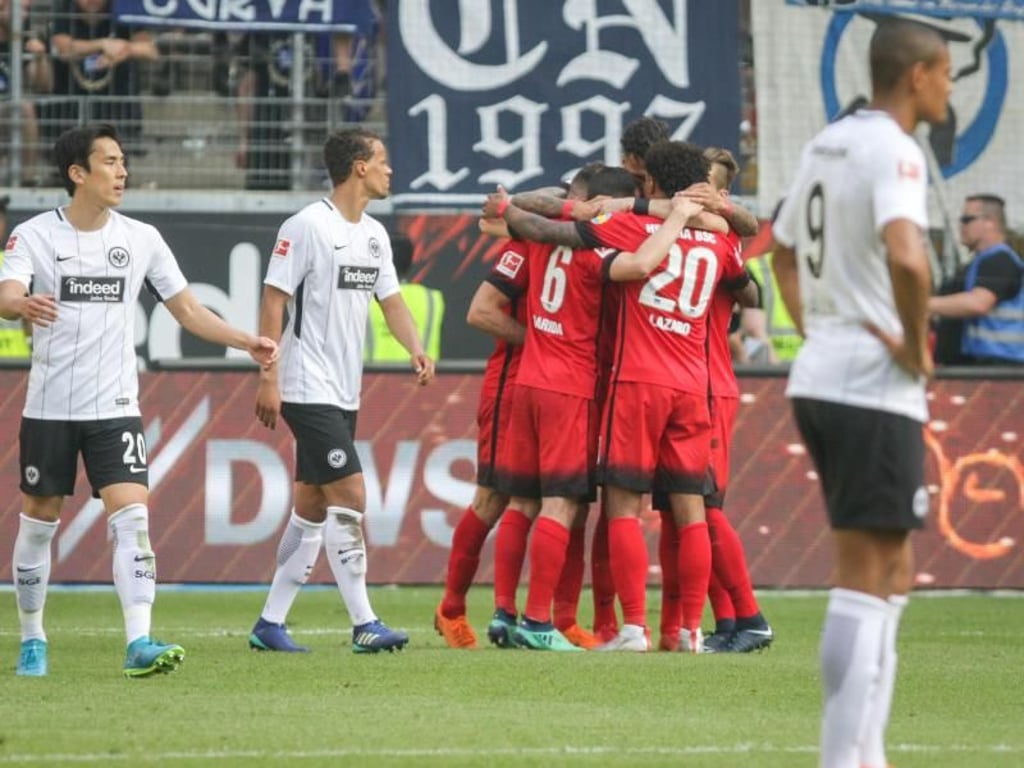 Während sich dier Hertha-Spieler über den 2:0 freuen, macht sich bei den Frankfurtern Enttäuscht breit. Foto: Frank Rumpenhorst