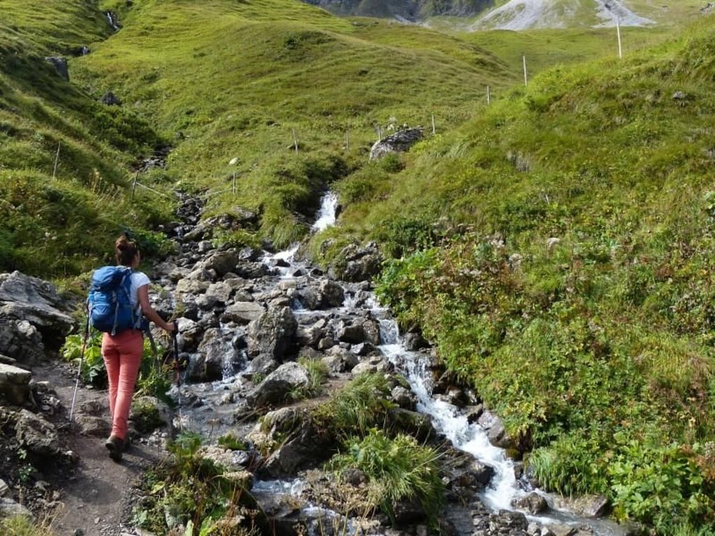 Über einen Bach im Talkessel geht es zur Kemptner Hütte. Foto: Florian Sanktjohanser