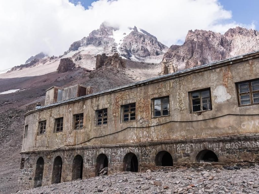 Sieht nicht so einladend aus: Die alte meteorologischen Station am Kasbek ist Basislager für eine Besteigung des Kasbek. Foto: Philipp Laage