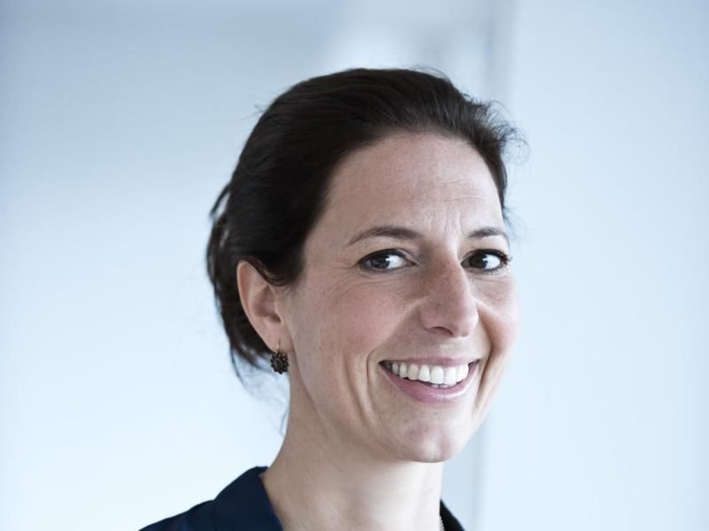Lucinde Hutzenlaub schreibt neben Ratgebern auch Romane und Jugendbücher. Als Ehefrau und Mutter von vier Kindern kennt sie sich mit Schnupfen bestens aus. Foto: Martin Baitinger/Eden Books