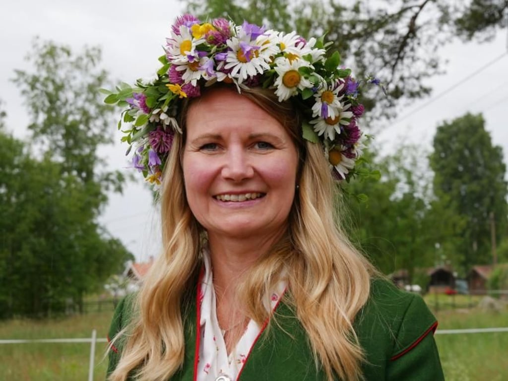 Den Blumenkranz hat Kicki Bergkvist aus Margeriten, Klee, Butterblumen, blauen Glockenblumen und Blaubeerzweigen geflochten. Foto: Isabelle Modler