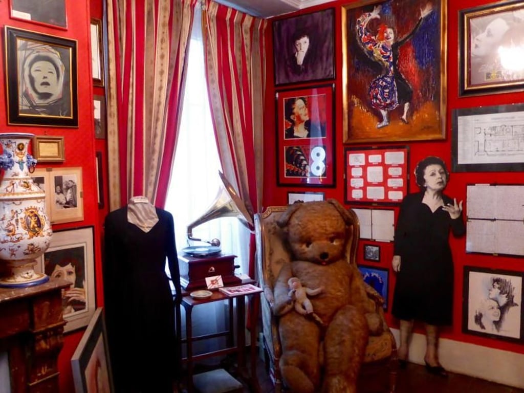 Das Privatmuseum in der Rue Crespin du Gast zeigt Erinnerungsstücke aus dem Leben Edith Piafs. Es wird von Bernard Marchois betrieben, einem Bekannten der berühmten Sängerin. Foto: Christine Longin