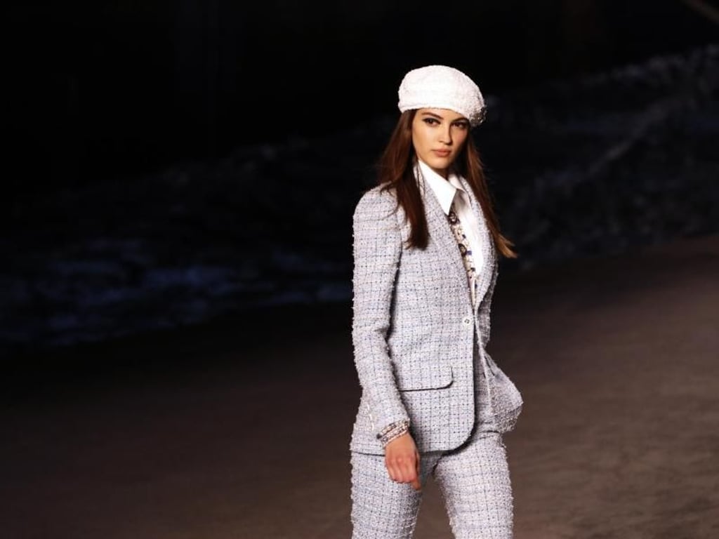 So kann man in See stechen: Model auf der Schau Chanel Cruise in Paris. Foto:Christophe Ena