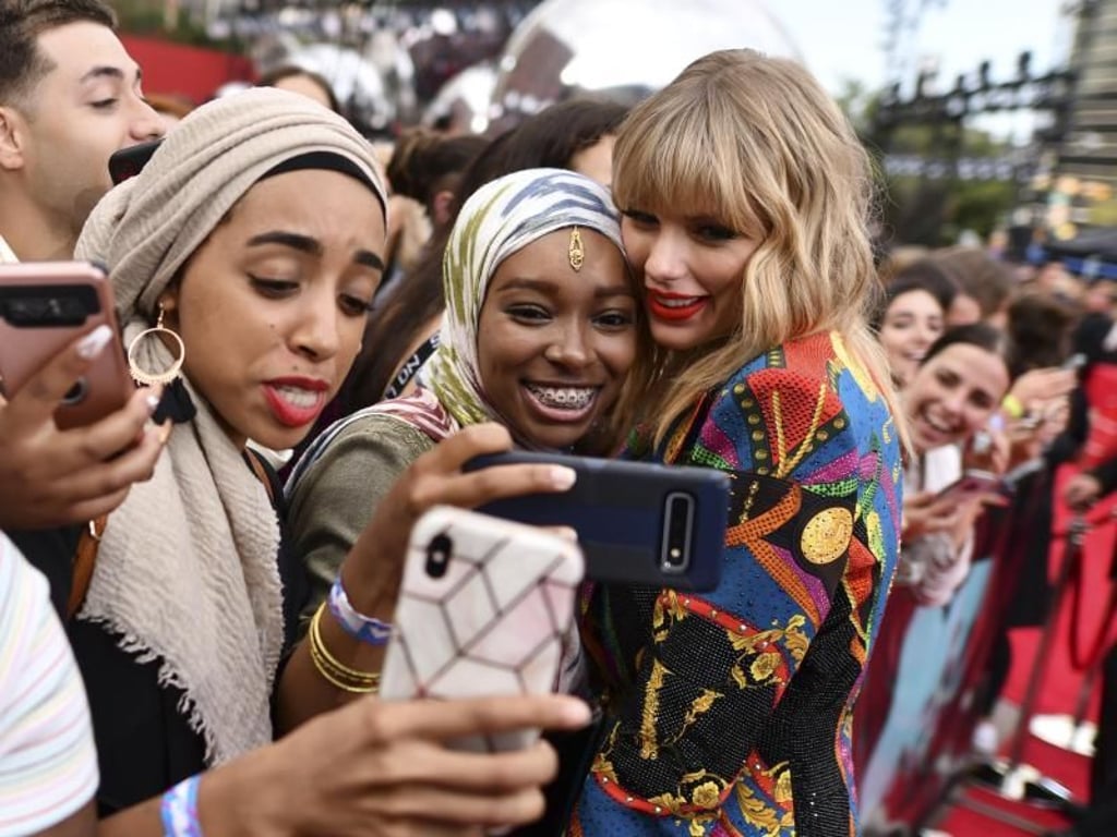 Ein nahbarer Star: Ein Selfie für die Ewigkeit mit Taylor Swift. Foto: Charles Sykes/Invision