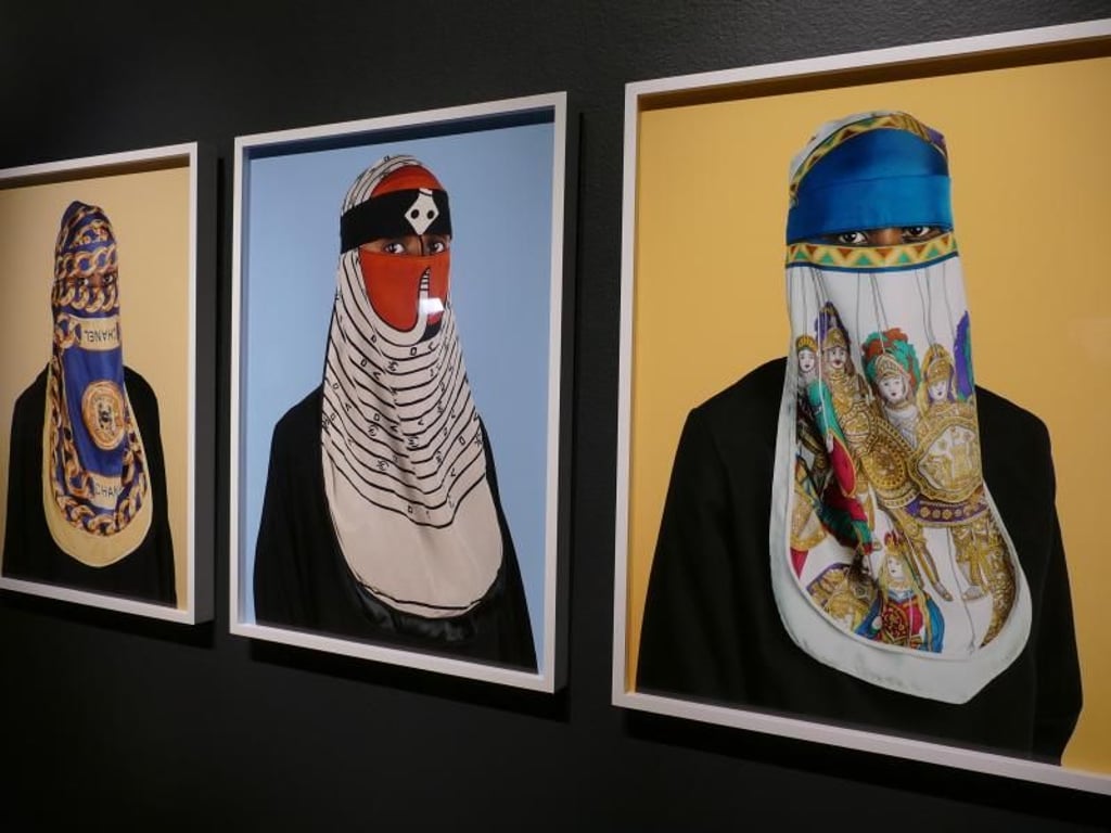 Die Werke des Künstlers Weesam Al-Badry zeigen Seidenschals von prominenten Designern wie Chanel, Valentino und Gucci. Foto: Barbara Munker