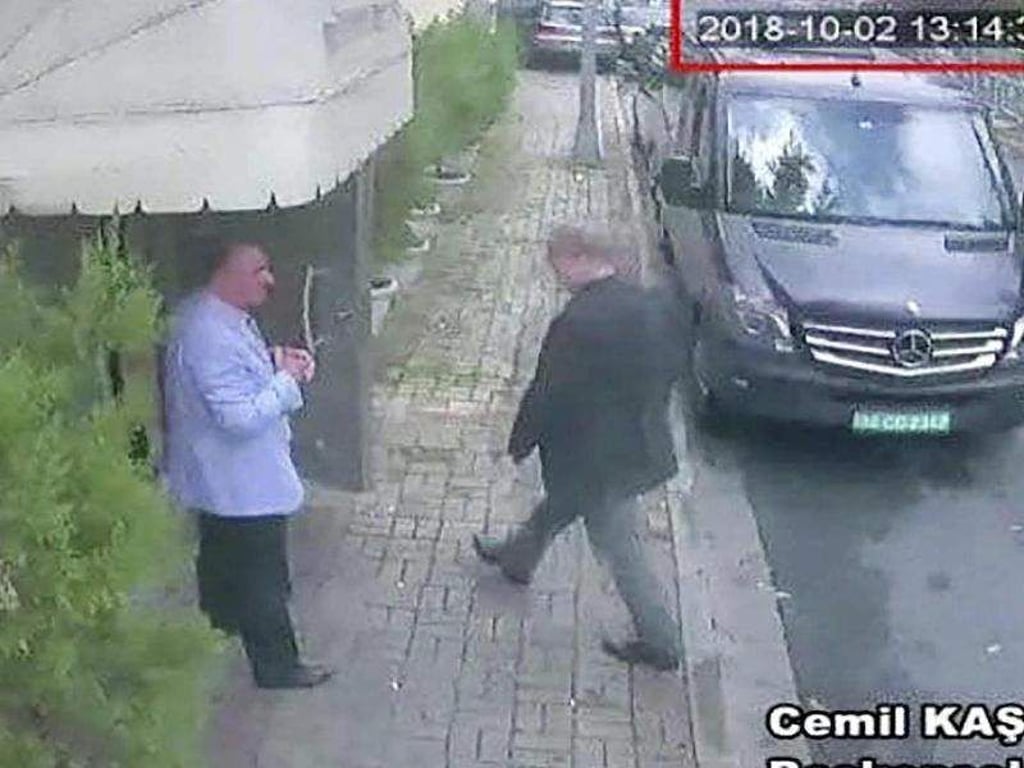 Das letzte Bild: Der saudische Journalist Jamal Khashoggi betritt das saudi-arabische Konsulat in Istanbul. Foto: CCTV via Hurriyet/AP