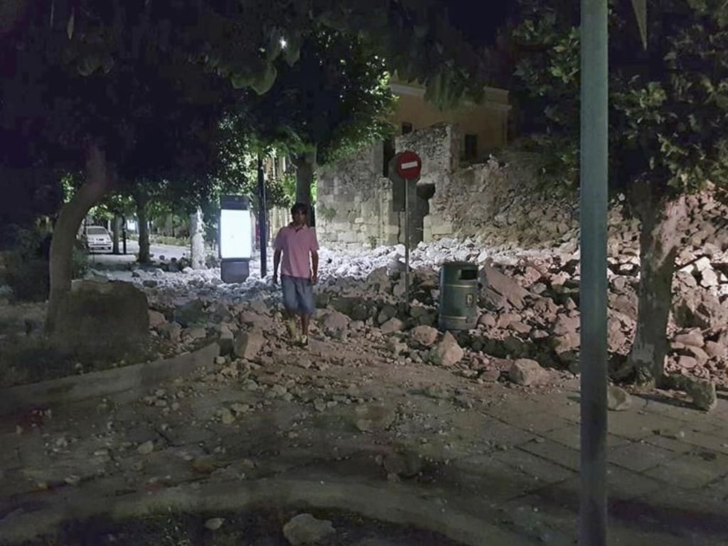 Ein von dem Seebeben zerstörtes Gebäude auf der griechischen Ägäisinsel Kos. Die US-Erdbebenwarte gab die Stärke des Bebens mit 6,7 an. Foto: Kalymnos-news.gr
