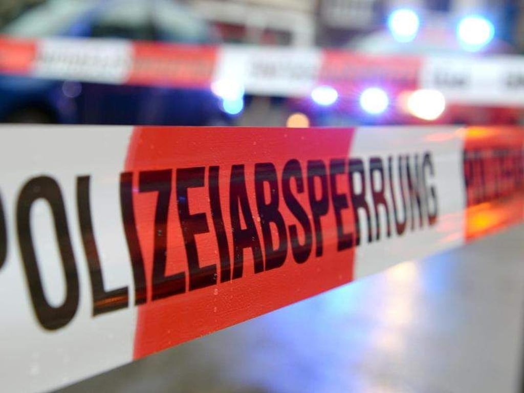Ein Flatterband mit der Aufschrift «Polizeiabsperrung». Foto: Patrick Seeger/Archiv