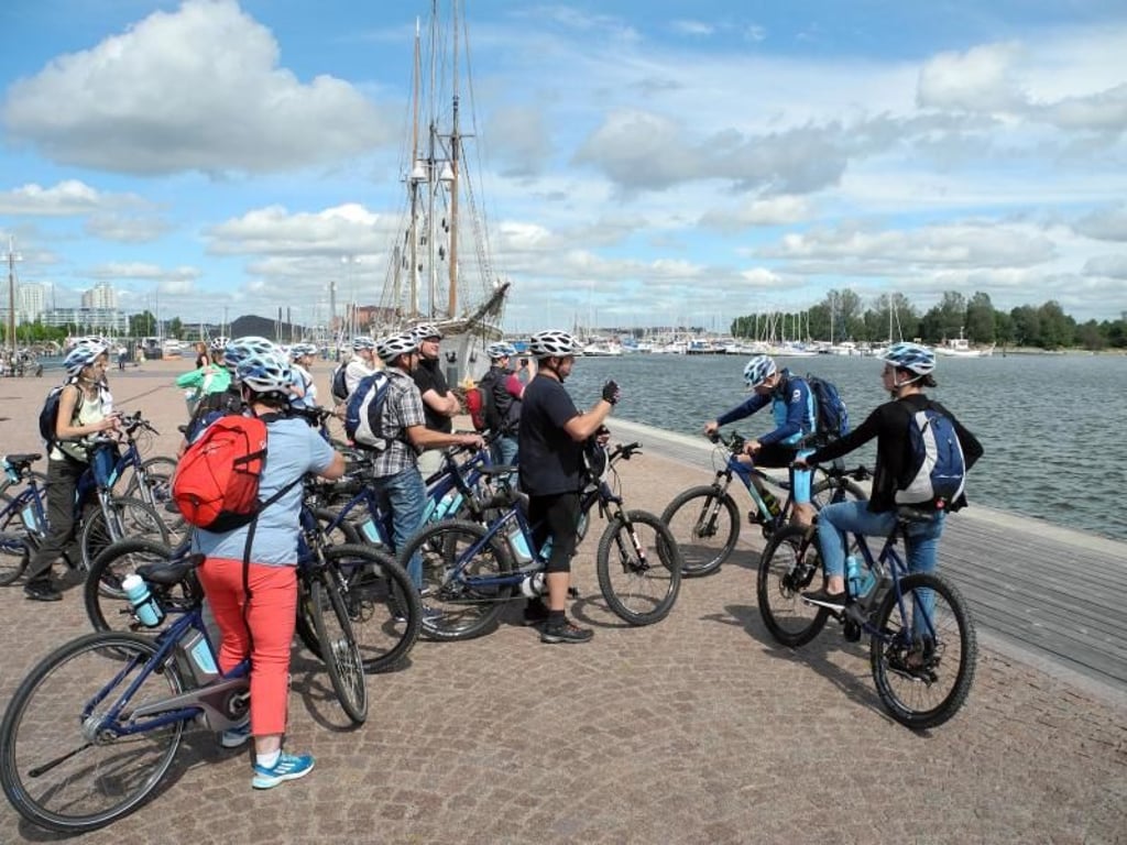 Zwischenstopp am Hafen: Die E-Bike-Gruppe legt in Helsinki eine kurze Pause ein. Foto: Michael Zehender