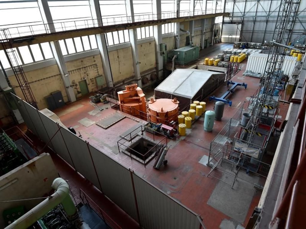 In der früheren Maschinenhalle des Kernkraftwerkes Rheinsberg lagern Abrissmaterialien. Foto: Bernd Settnik