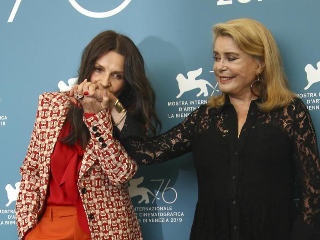 Juliette Binoche (l) und Catherine Deneuve stellen ihren Film «La vérité» (Die Wahrheit) in Venedig vor. Foto: Joel C Ryan/Invision/AP