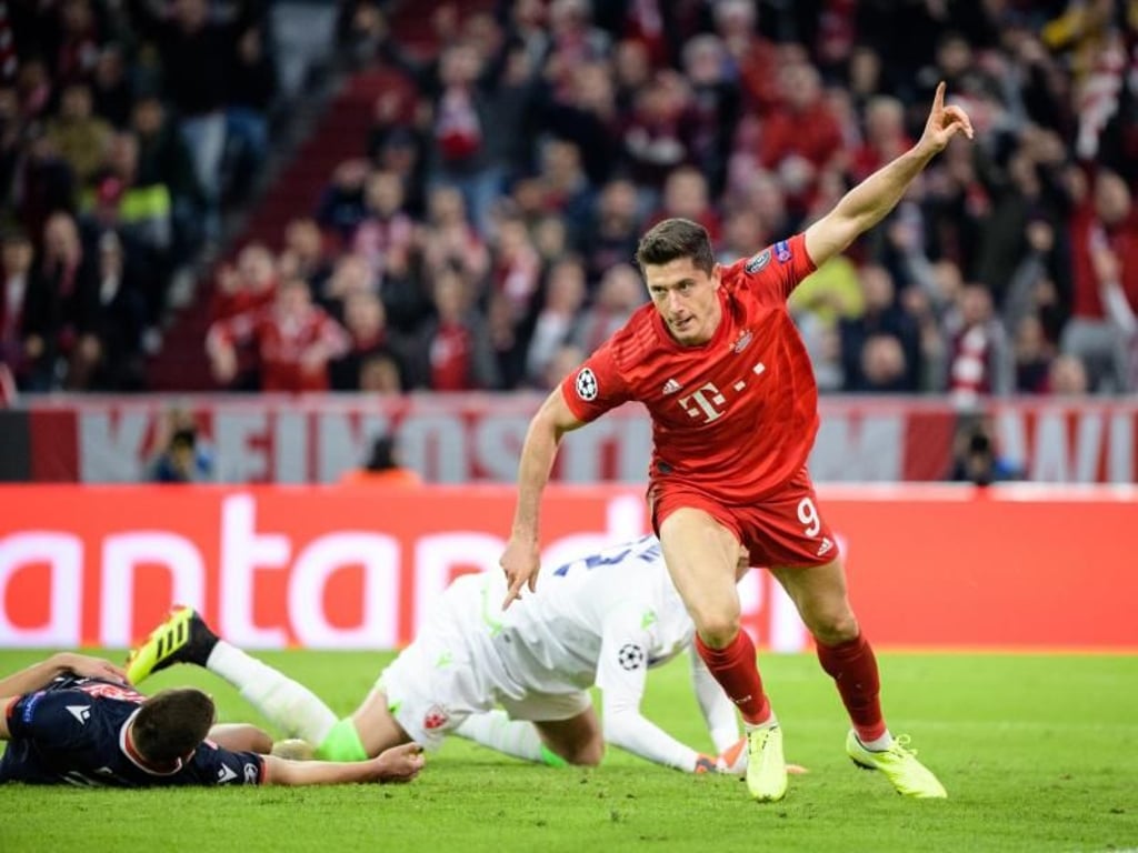 Robert Lewandowski hat den Gegner überrascht und jubelt über seinen Treffer zum 2:0 für die Bayern. Foto: Matthias Balk
