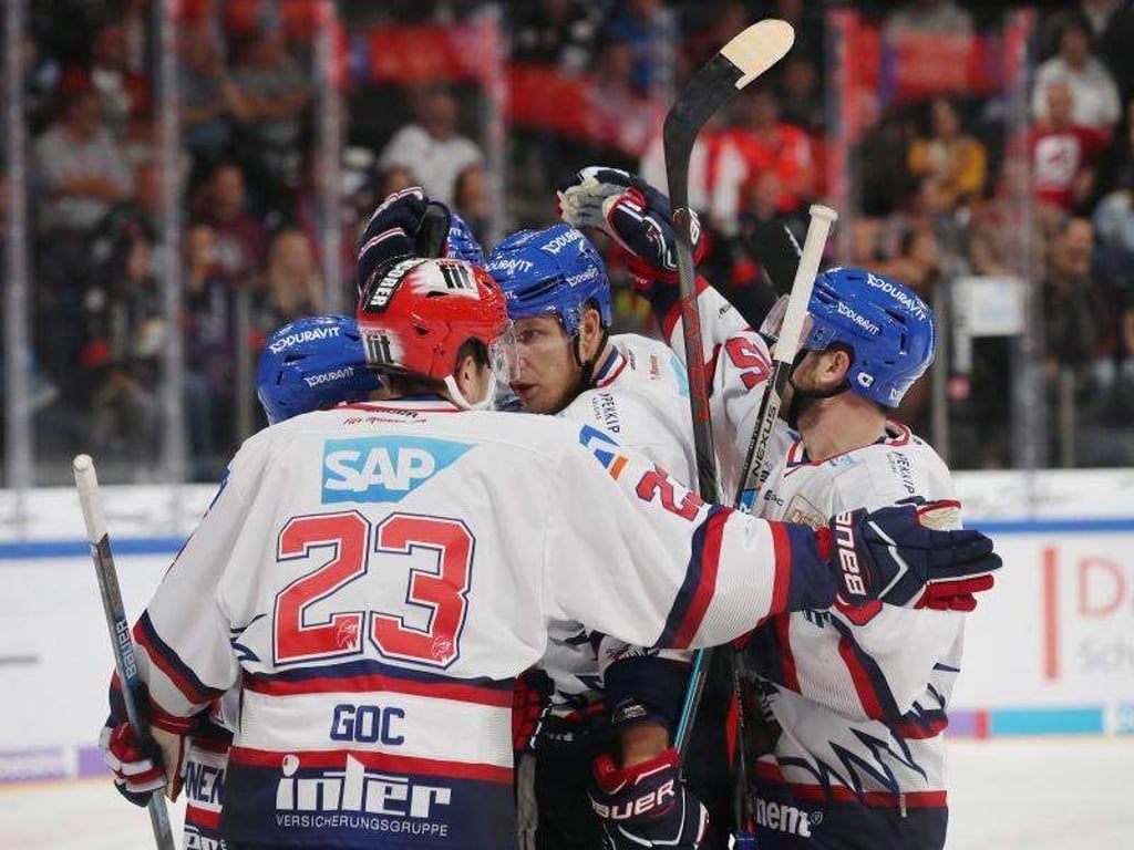 Die Spieler von Adler Mannheim feiern einen Treffer beim Spiel gegen die Ice Tigers. Foto: Daniel Karmann