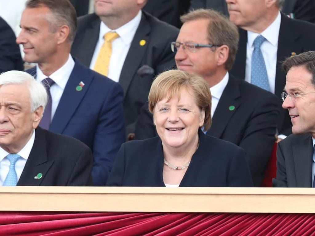 Bundeskanzlerin Angela Merkel zwischen dem griechischen Präsidenten Prokopis Pavlopoulos (l) und dem Minsterpräsidenten der Niederlande, Mark Rutte. Foto: Chris Jackson