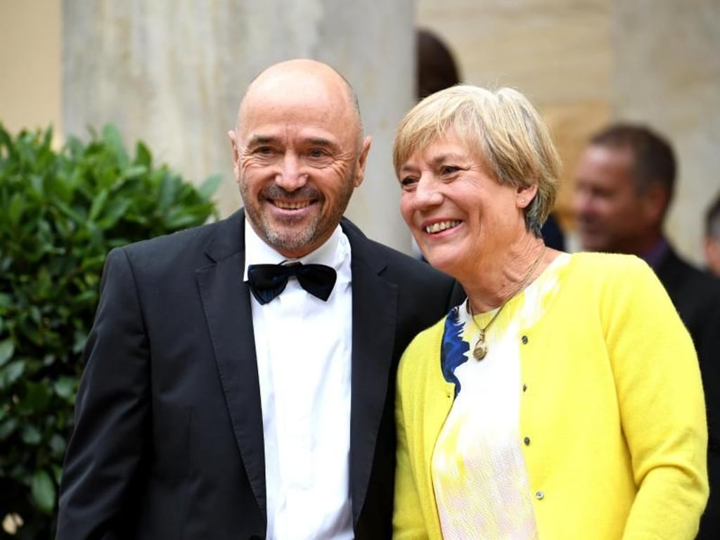 Die ehemaligen Skirennfahrer Rosi Mittermaier und Christian Neureuther auf der Roten Teppich in Bayreuth. Foto: Tobias Hase