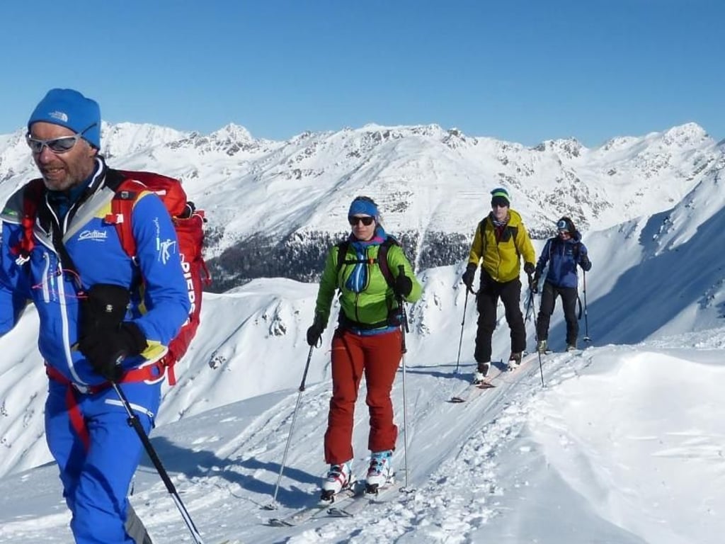 Skitouren-Aufstieg mit Fernsicht: Auf dem Kamm geht es hinüber zum Marchkinkele. Foto: Florian Sanktjohanser