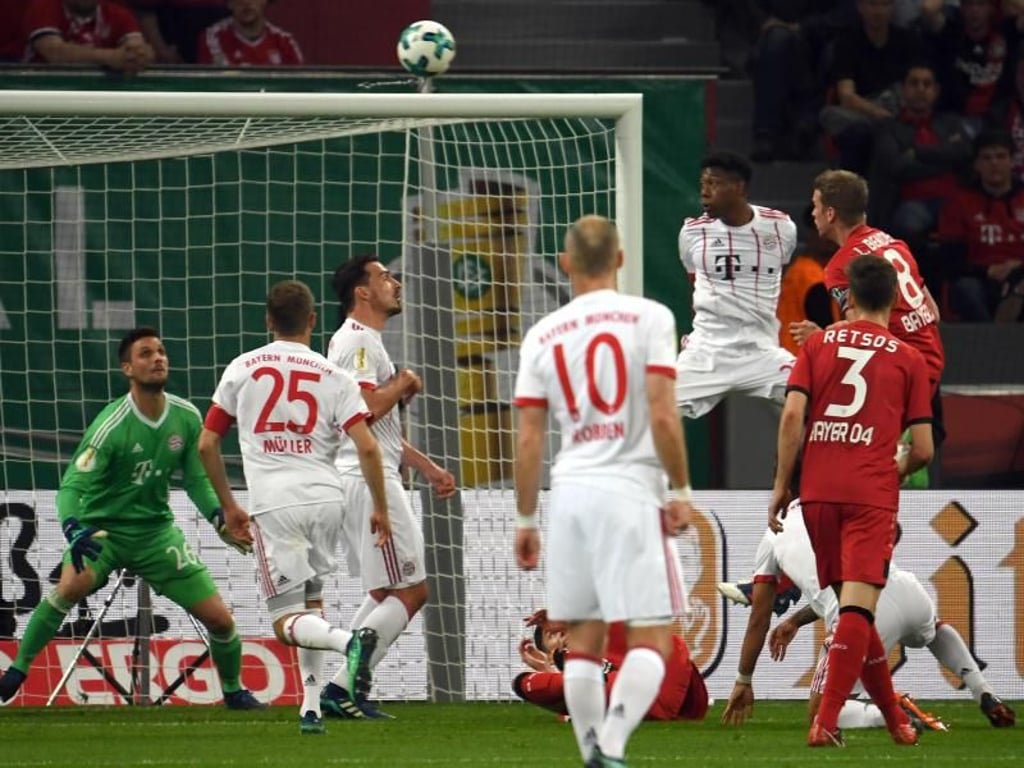 Leverkusens Lars Bender (r) brachte die Werkself per Kopfball wieder ran. Foto: Federico Gambarini
