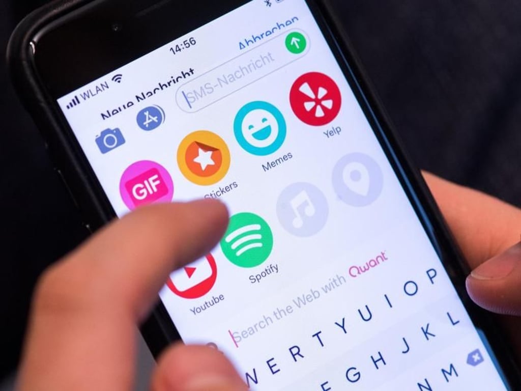 Die Tastatur-App Fleksy kann mehr als nur Wörter eintippen. Sie erlaubt direkt im Messenger auch Onlinesuchen oder das Einbinden von Songs und Videos über Dritt-Apps.
Foto: Silas Stein