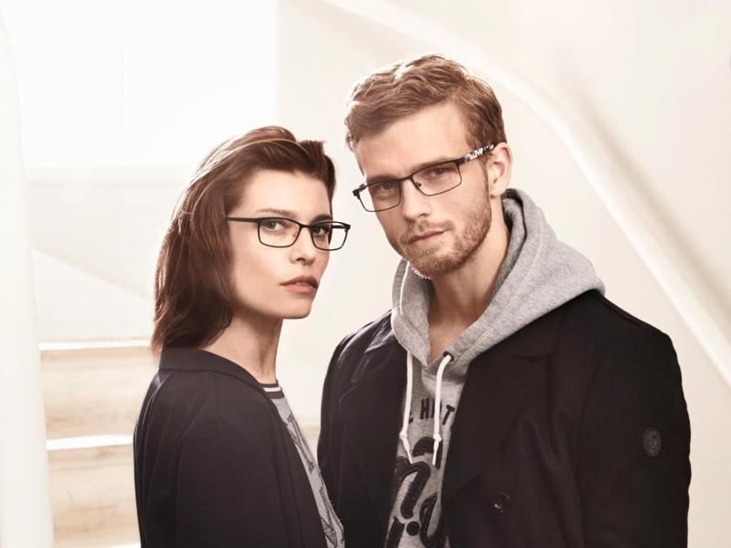 Im Partnerlook: Eckige Formen wie hier von s.Oliver Eyewear bleiben angesagt, werden aber filigraner (Damenmodell aus Metall, ca. 119 Euro, Herrenmodell aus Acetat und Metall, ca. 119 Euro). Foto: s.Oliver Eyewear