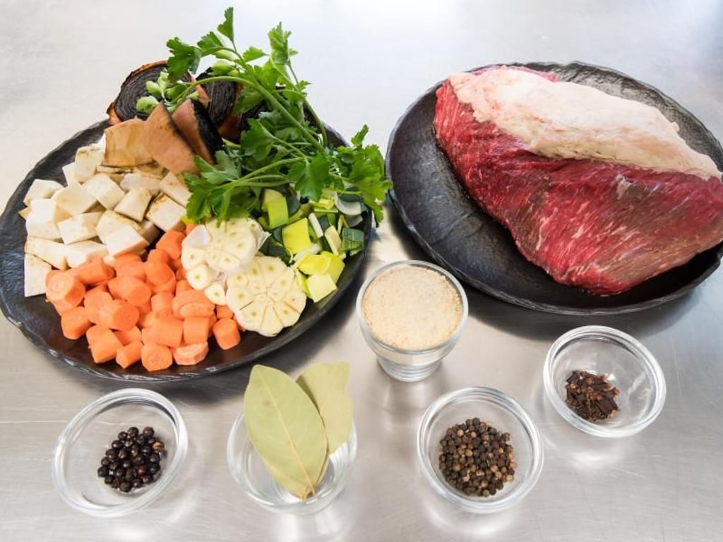 Rind, Karotten, Sellerie, Lauch, Knoblauch - das sind die Zutaten für eine Tafelspitz-Sülze. Foto: Peter Kneffel