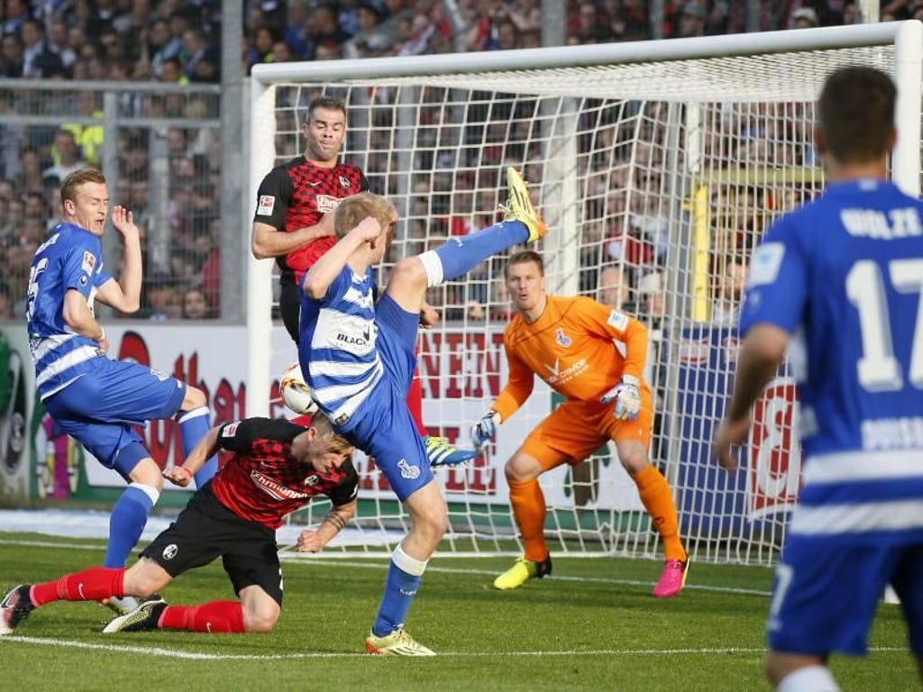 Maximilian Philipp (2.v.l) erzielt das Tor zum 2:0 gegen den MSV. Foto: Ronald Wittek
