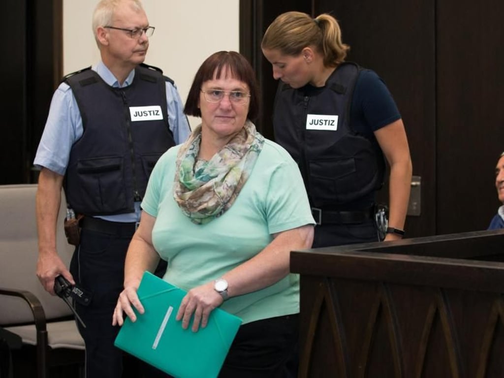 Vor dem Beginn der Plädoyers: Die Angeklagte Angelika W. im Landgericht Paderborn. Foto: Friso Gentsch