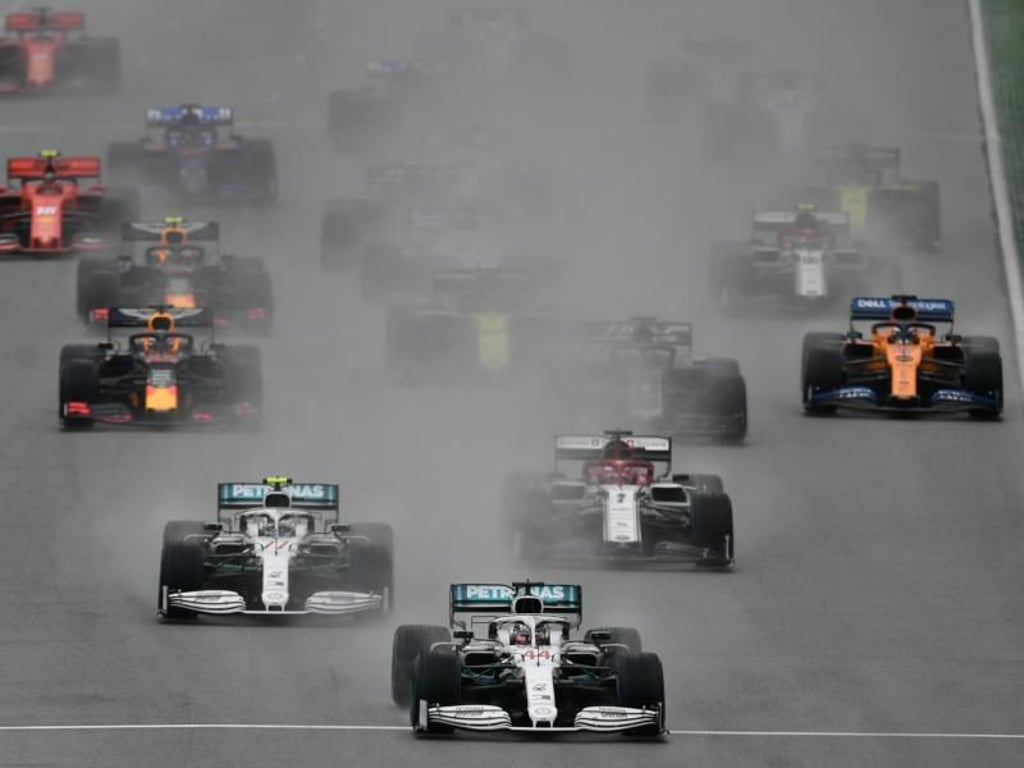 Nach dem Start lag Weltmeister Lewis Hamilton an der Spitze des Feldes. Foto: Fabian Sommer