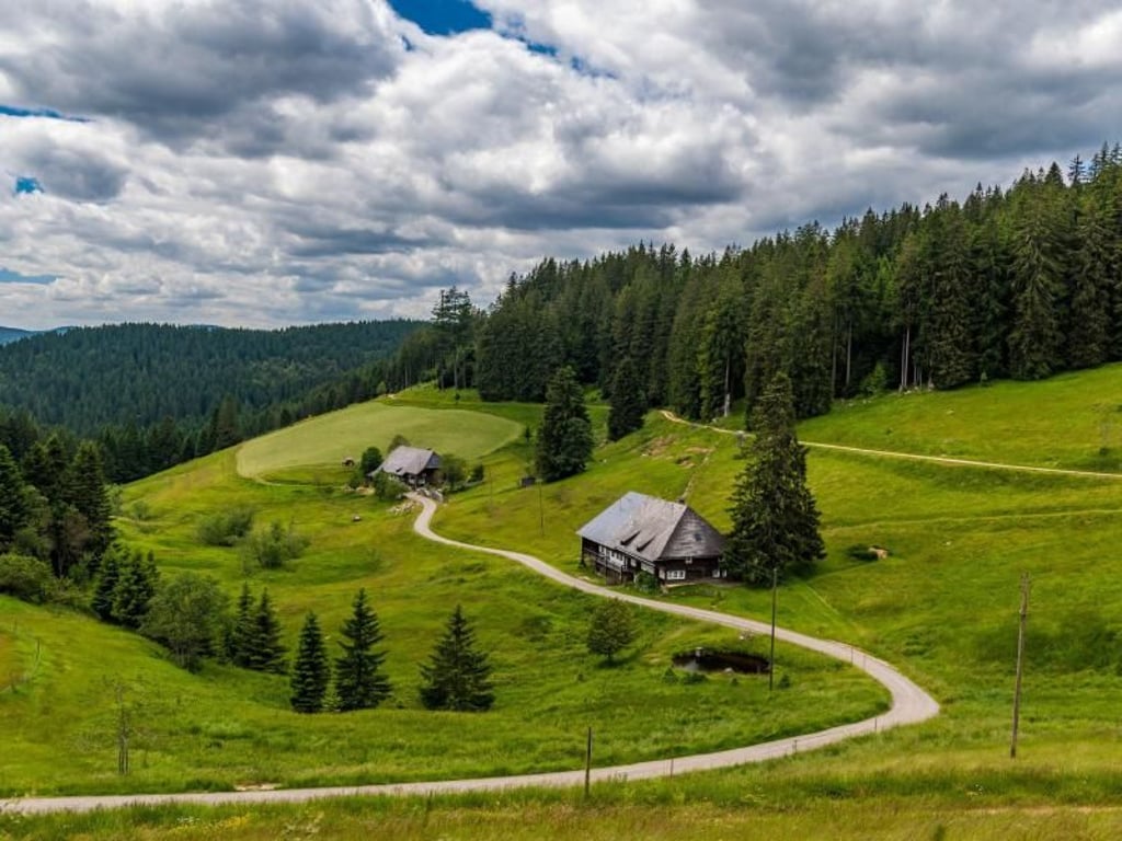 Blick ins Muchenland mit seinen uralten Schwarzwaldhöfen: Der Schluchtensteig führt immer wieder auch über Hochebenen und bietet dann schöne Aussichten. Foto: Klaus Hansen/Schluchtensteig Schwarzwald