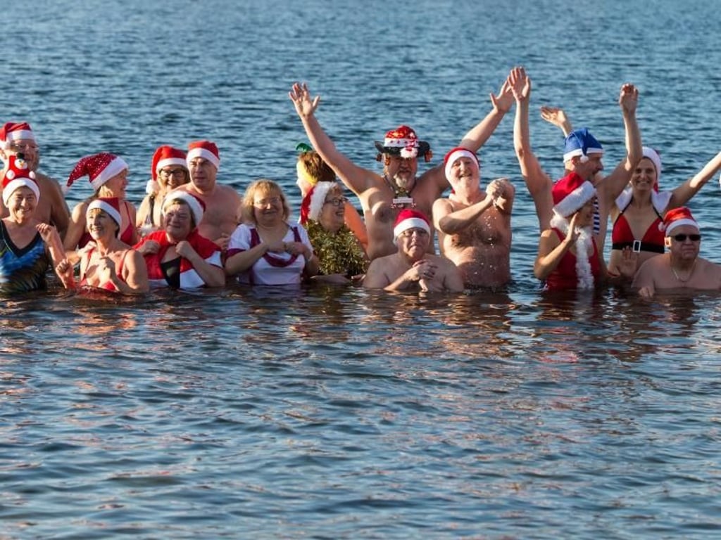 Die Berliner Seehunde treffen sich seit den 80er Jahren, um an Weihnachten im Orankesee zu baden. Foto: Bernd von Jutrczenka