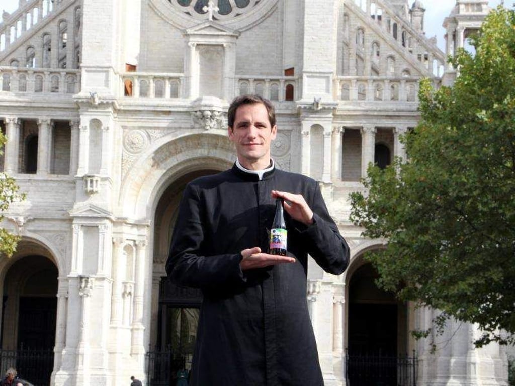 Pfarrer Jérémie Schaub baut auf Bier. Foto: Oliver Beckhoff