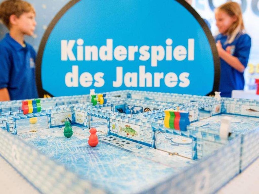 Das Geschicklichkeitsspiel «Icecool» ist das «Kinderspiel des Jahres» 2017. «Icecool» überzeuge mit einer originellen Geschichte und eindrucksvoller Ausstattung, urteilte die Jury. Foto: Daniel Bockwoldt/dpa