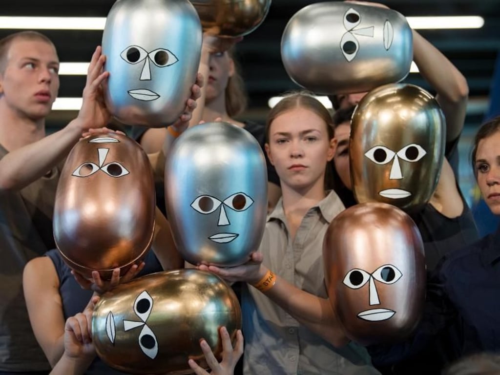 Studierende der Palucca Schule Dresden tanzen zur Eröffnung des Bauhaus Museums Dessau mit Bühnenmasken, die auf Oskar Schlemmer und das Bauhaus zurückgehen. Foto: Hendrik Schmidt