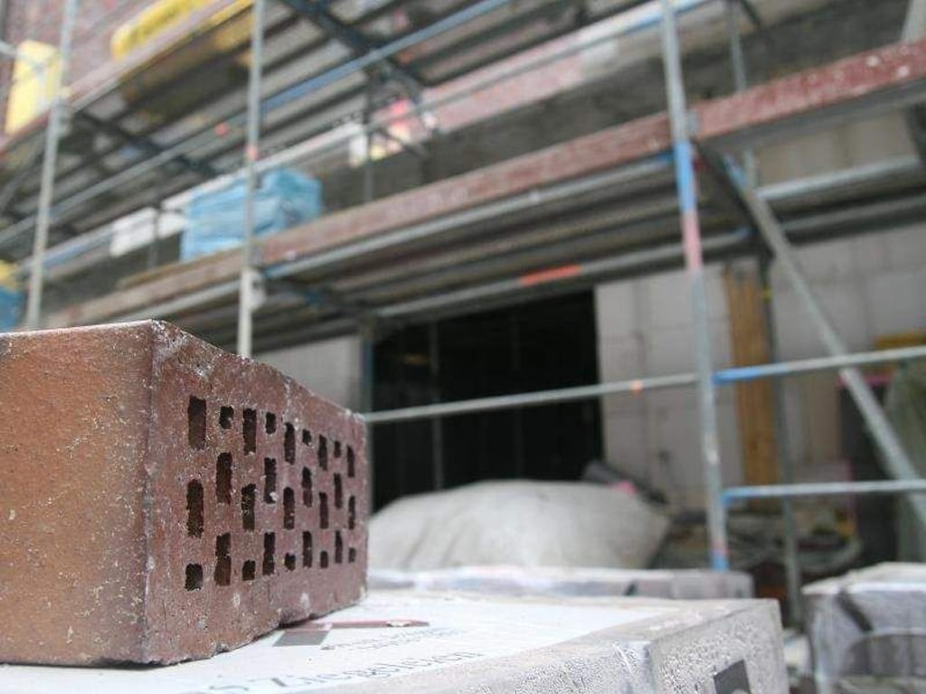 Wird das Haus noch gebaut, nehmen Bauherren den Kredit später in Anspruch. In dieser Zeit werden Bereitstellungszinsen fällig. Foto: dpa-infocom