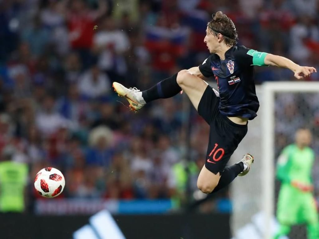 Kroatiens Kapitän Luka Modric springt zum Ball. Foto: Darko Bandic/AP