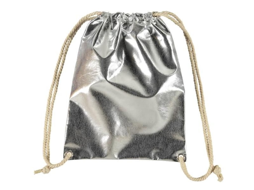 Fällt auf: Metallic-glänzende Stoffe sind bei Taschen und Rucksäcken beliebt. Auch Hailys greift dazu (ca. 10 Euro). Foto: Hailys