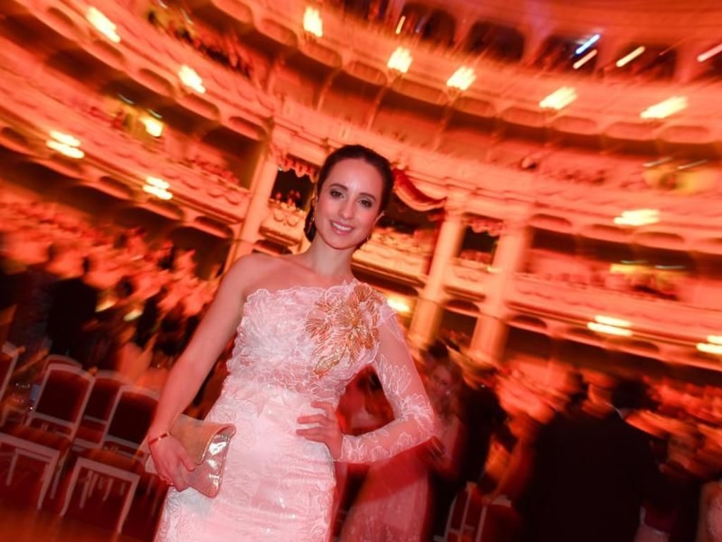 Schauspielerin Stephanie Stumph beim 14. Semperopernball im Hotel Kempinski. Foto: Jens Kalaene
