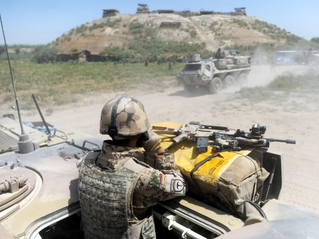 Deutsche Soldaten im Afghanischen Kundus. Die Sicherheitslage hat sich seit dem Ende des Nato-Kampfeinsatzes 2013 kein Stück verbessert. Die Bundeswehrtruppe wird nun bereits zum zweiten Mal wieder aufgestockt. Foto: Maurizio Gambarini/Archiv