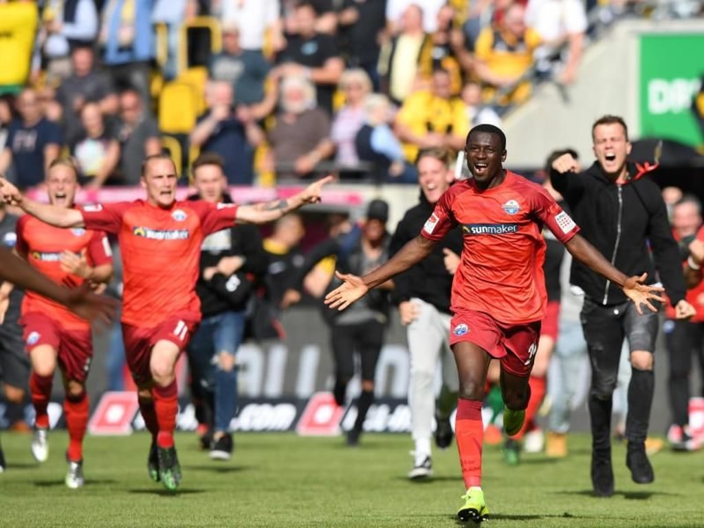 Die Paderborner Spieler jubeln nach dem Schlusspfiff in Dresden. Foto: Robert Michael