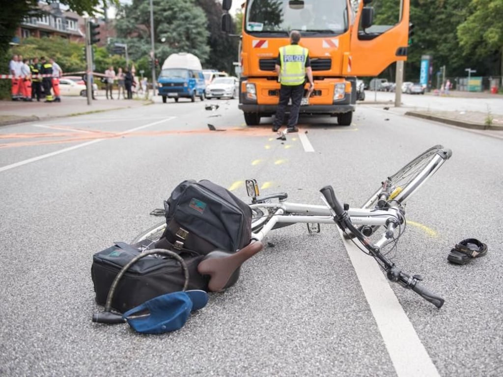 Verkehrsunfall in Hamburg: Der Radfahrer stieß mit einem Lkw zusammen und wurde lebensgefährlich verletzt. Foto: Daniel Bockwoldt