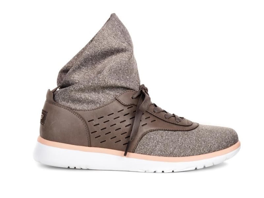 Der Sneaker hat viele Formen angenommen: Es gibt ihn mit Klettverschluss, elastischen Senkeln oder als Slip-on. UGG zum Beispiel versieht sein Modell mit einem Schaft
(180 Euro). Foto: UGG