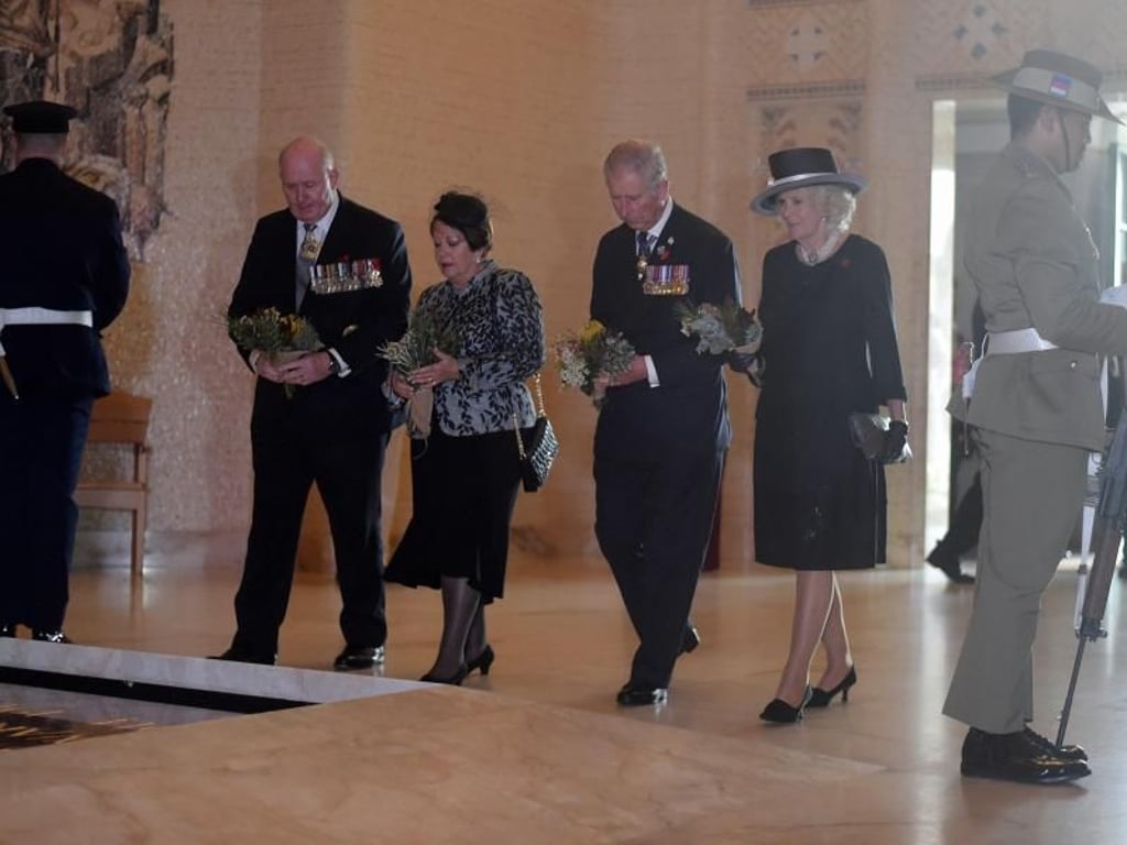 Prinz Charles und Camilla erinnern an die Kriegsgefallenenen. Foto: Lukas Coch