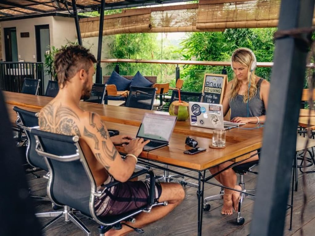 Das Büro ist dort, wo man das Notebook aufschlägt: Felicia Hargarten lebt und arbeitet überall auf der Welt - wie hier auf Bali. Foto:Travelicia.de/dpa-tmn