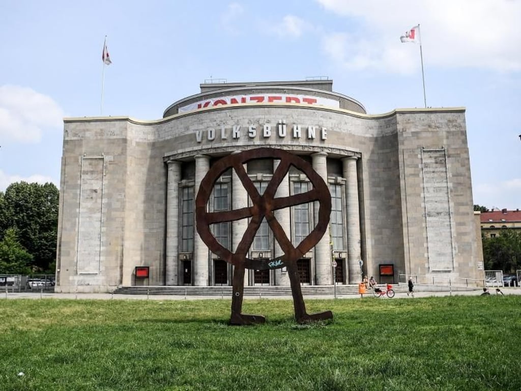 Die Berliner Volksbühne mit dem Räuberrad bekommt einen neuen Intendanten. Foto: Britta Pedersen